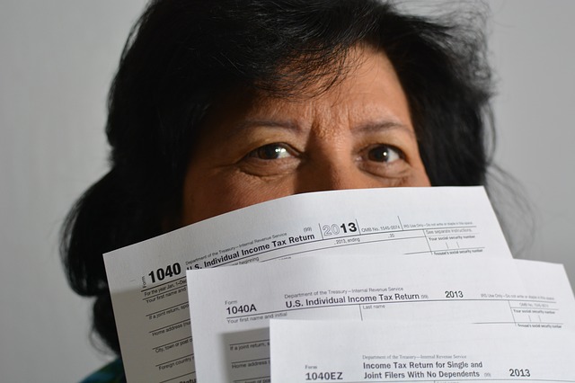 žena zahrnutá formuláři k daňovému přiznání